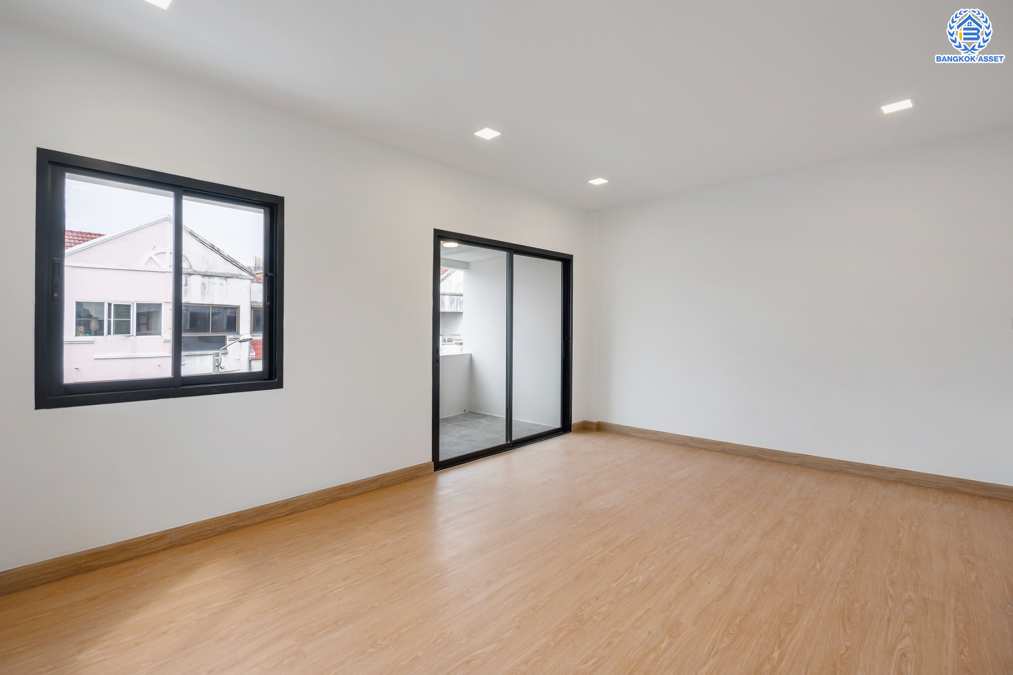 บ้านมือสองตกแต่งใหม่ ม.บ้านสวน5 กลางเมือง พิบูลย์สงคราม บ้านแฝด 3 ชั้น หลังมุม เนื้อที่ 39.4 ตร.ว. ฟังก์ชัน 4 ห้องนอน 3 ห้องน้ำ จอดรถได้ 2 คัน ราคาคุ้มสุดในย่านนี้! บนสุดยอดทำเล! เชื่อมถนนพิบูลย์สงคราม, วงศ์สว่าง, นครอินทร์ และติวานนท์ ใกล้จุดขึ้นทางด่วนศรีรัช-วงแหวนรอบนอก และรถไฟฟ้า "สถานีแยกติวานนท์"